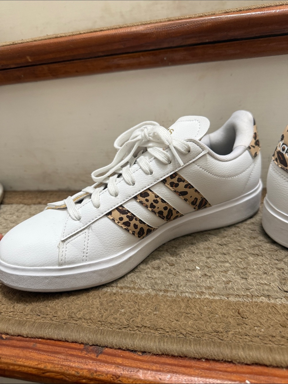 Adidas Grand Court 2.0
Cloud White Magic Beige Matte Gold (Women's)
Size 9 1/2 - Picture 5 of 10